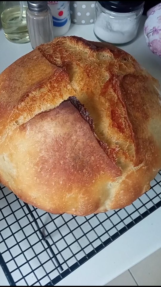 I didn't have time to make sourdough bread so I made this easy no-knead yeast bread. Sorry sourdough, but I really like this bread 🤩

#breadbaking #nokneadbread #doughandknow