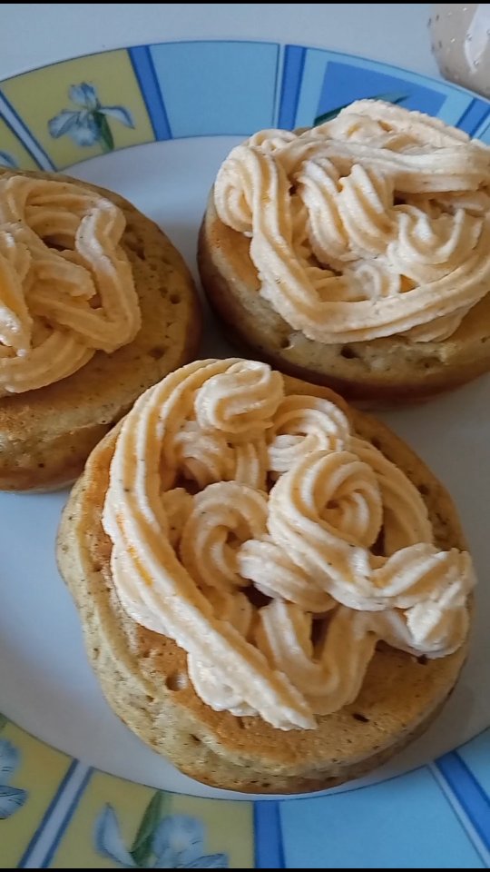 It’s pumpkin season again 🎃 To celebrate, I made pumpkin sourdough pancakes topped with homemade pumpkin cream cheese. The perfect cozy breakfast — absolutely pumplicious! 🥞

#pumpkinpancakes #pumpkinseason  #sourdoughpancakes #doughandknow