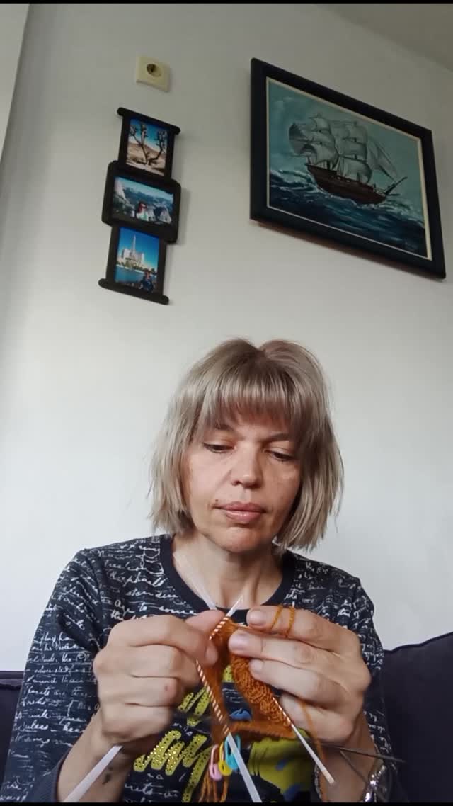 Knitting socks for the first time 🧶
Feeling like my grandma Mileva, who taught me how to knit when I was a kid. Still love picking it up every now and then. 💛

#knitting #knittingsocks #doughandknow